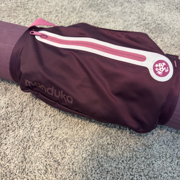 EUC Manduka Yoga Mat with commuter carrier pockets and strap - Picture 7 of 7